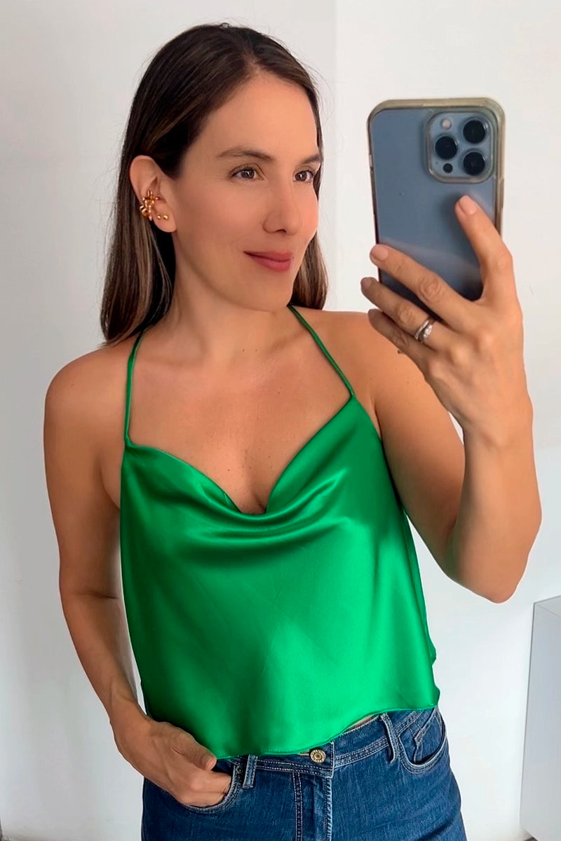 Blusa cuello recto y con escote en espalda