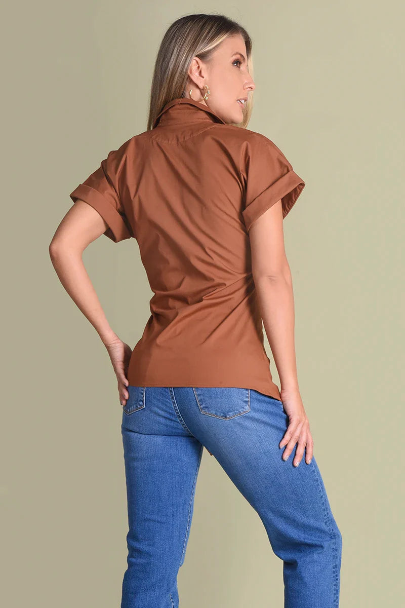Camisa manga corta con nudo frontal