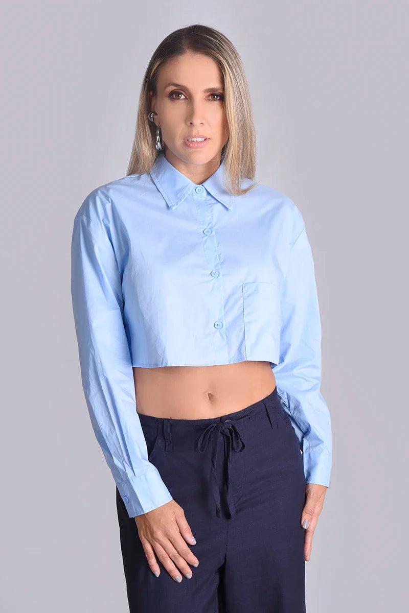 Camisa crop con bolsillos con tapa