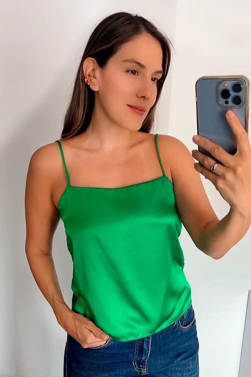 Blusa cuello recto y con escote en espalda