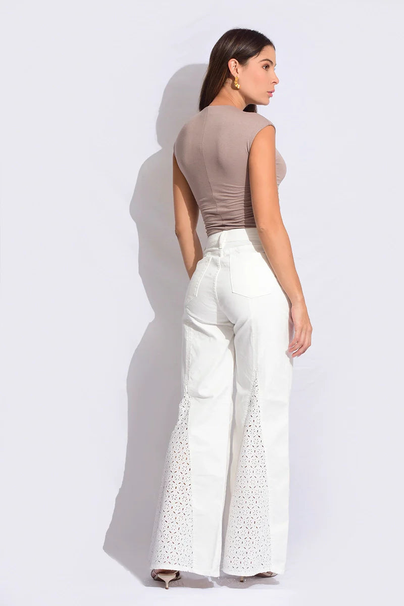Jean wide leg con detalle textil en bota