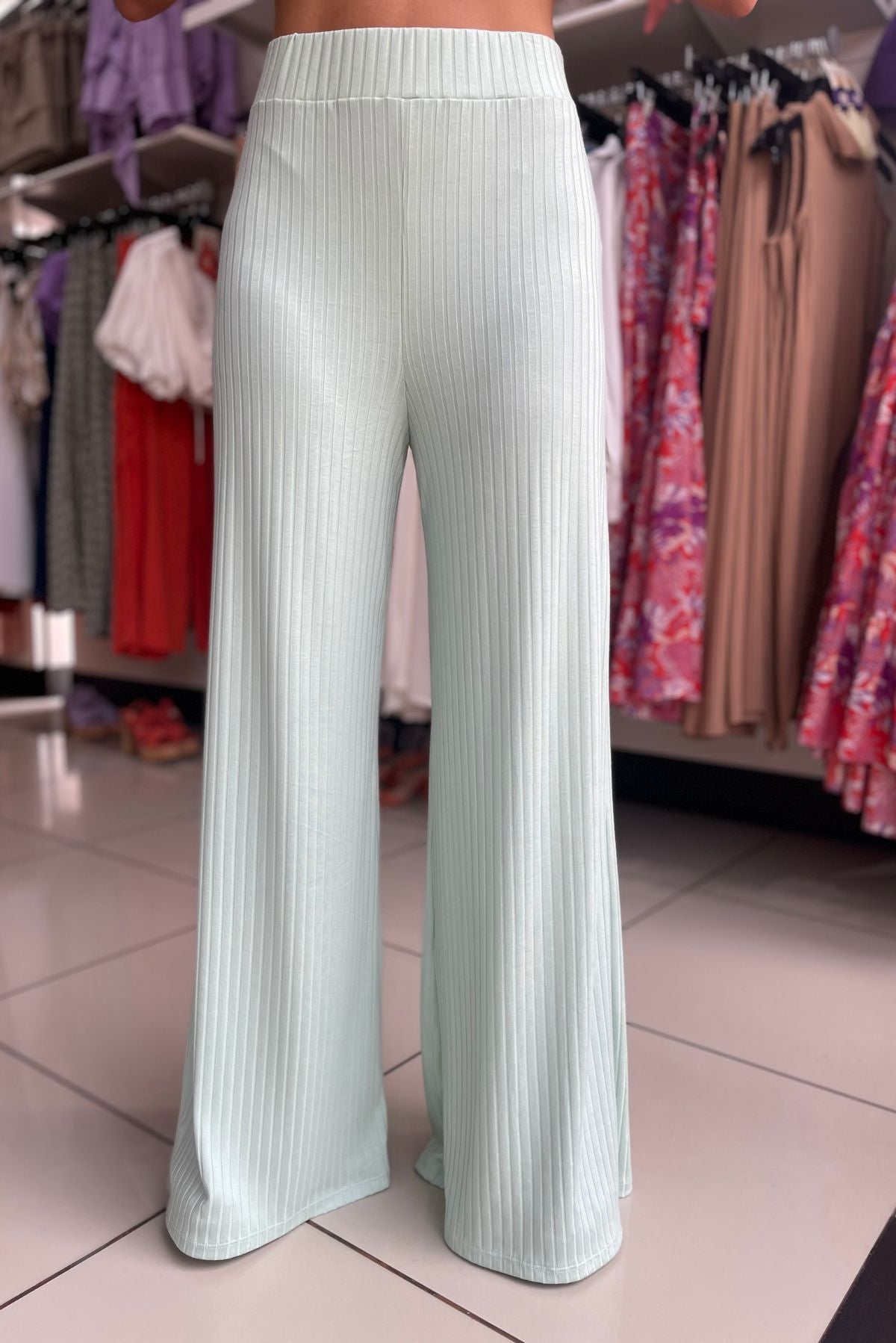 Pantalón tiro alto bota ancha